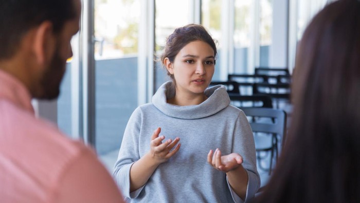 5 Kebiasaan Orang Kurang Cerdas saat Mengobrol yang Tak Layak Dicontoh