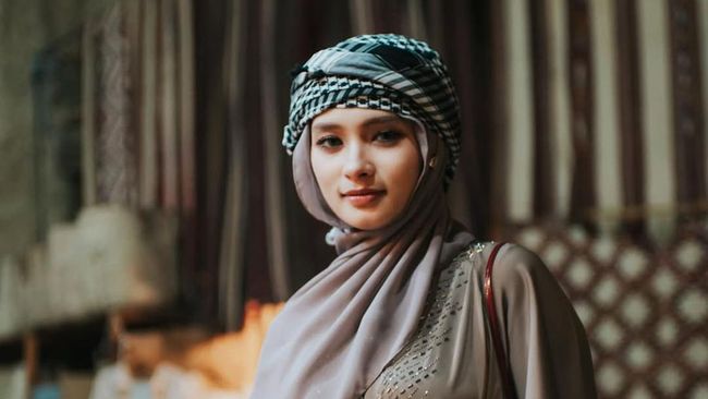 Inara Rusli melaporkan mantan suaminya, Virgoun ke Komisi Nasional Perlindungan Anak, dengan tudingan membawa anak-anaknya secara paksa.