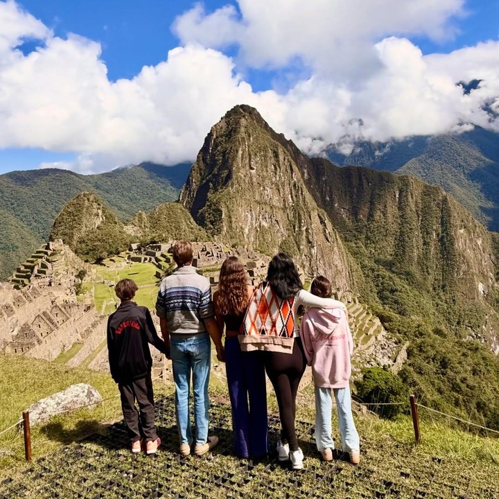 <p>Machu Picchu ternyata menjadi salah satu destinasi wisata impian Indah sejak dulu, Bunda. Perjalanan kali ini terasa makin spesial karena sang suami yang sudah pernah ke Machu Picchu, kini bisa kembali ke tempat bersejarah itu bersama istri dan anak-anaknya. "Machu Picchu adalah salah satu tempat yang ingin saya kunjungi sebelum meninggal, tempat ini dikenal sebagai salah satu dari 7 keajaiban dunia. (Pada) 25 tahun yang lalu suami saya mendaki ke sini selama 5 hari bersama ayahnya, dan hari ini dia membawa istri dan anak-anaknya! Ini adalah energi pegunungan murni yang magis," ungkap perempuan 45 tahun ini. (Foto: Instagram @indahkalalo)</p>