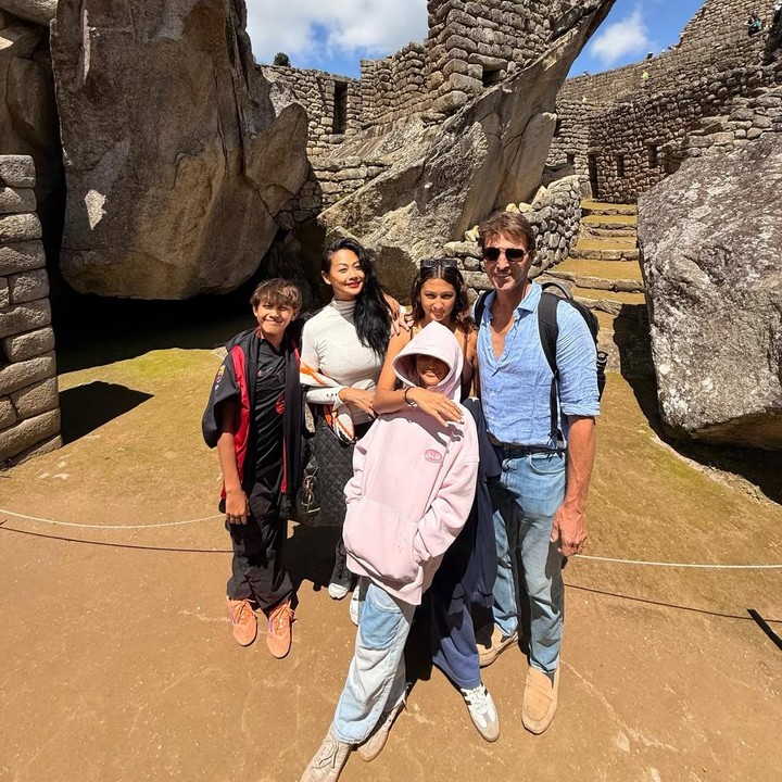<p>Indah mengungkap bahwa liburannya kali ini tidak direncanakan. Namun, ia begitu senang bisa membuat kenangan di tempat yang indah bersama suami dan ketiga anaknya. "Rencana Tuhan selalu yang terbaik! Kami tidak bisa pergi ke negara yang kami rencanakan, tetapi di sinilah kami berada di tempat indah lainnya, Machu Picchu di Peru! Sibuk membuat kenangan petualangan keluarga," tulis Indah. (Foto: Instagram @indahkalalo)</p>