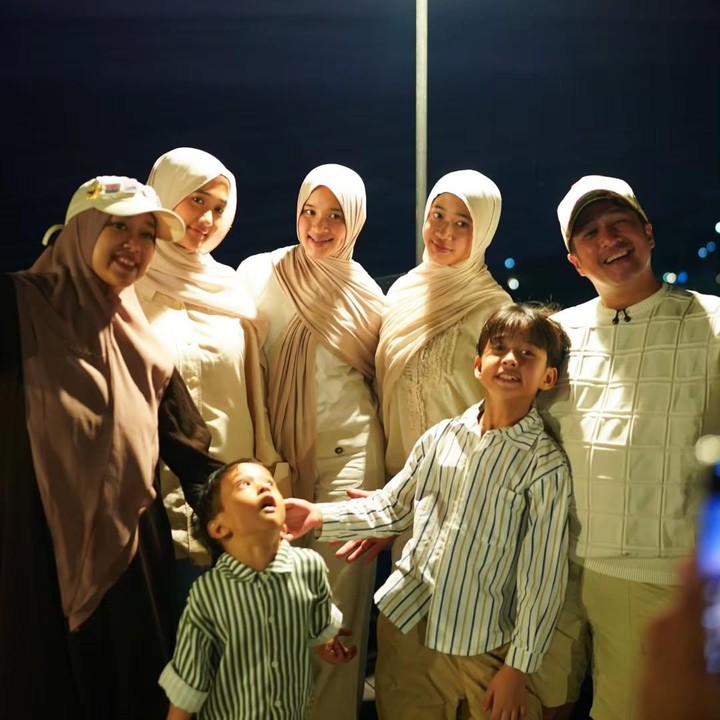 <p>Sejumlah artis Indonesia mengawali lembaran baru di tahun 2026 dengan liburan bersama keluarga. Begitu pula dengan Irfan Hakim yang mengajak keluarga tercintanya berlibur ke Yogyakarta. (Foto: Instagram @irfanhakim75)</p>
