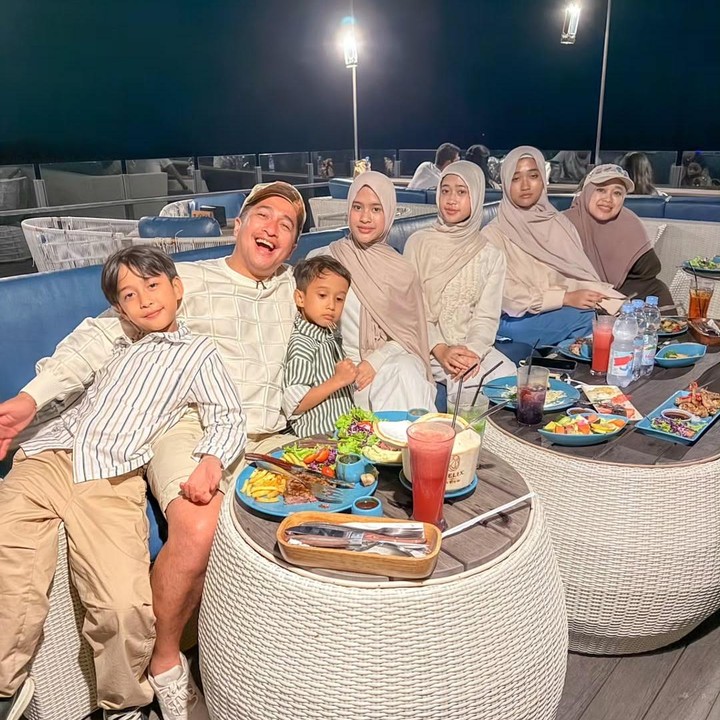 <p>Dalam unggahan ini, Irfan tampak tak bisa menyembunyikan perasaan bahagianya yang bisa kumpul keluarga dengan formasi lengkap, Bunda. &ldquo;Akhirnya ngumFULL,&rdquo; tulis Irfan, dikutip dari laman Instagram <em>@irfanhakim75,</em> Rabu (14/1/2026).&nbsp;(Foto: Instagram @irfanhakim75)</p>