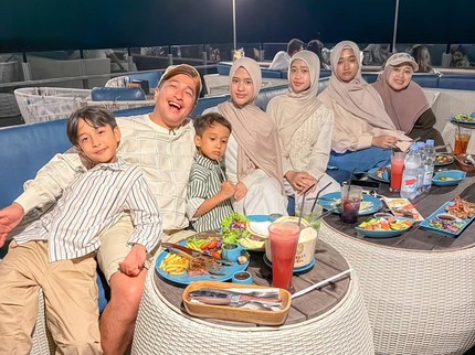 Momen Kebersamaan Irfan Hakim Bareng Istri & Lima Anak, Pancarkan Kebahagiaan Keluarga