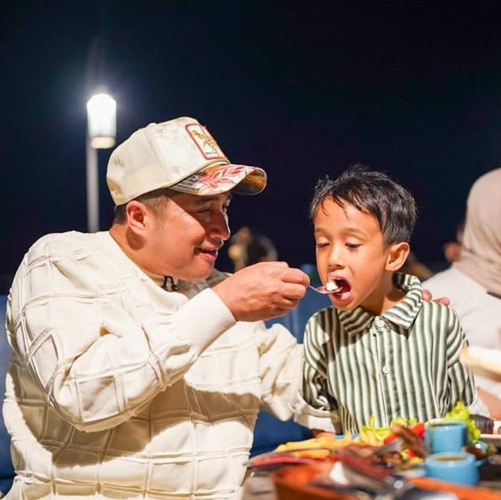 <p>Momen ini diketahui langsung melalui berbagai <em>postingan</em> yang diunggah di akun Instagram pribadinya, seperti foto yang satu ini ketika mereka menikmati suasana malam di sebuah restoran konsep <em>outdoor.&nbsp;</em>(Foto: Instagram @irfanhakim75)</p>