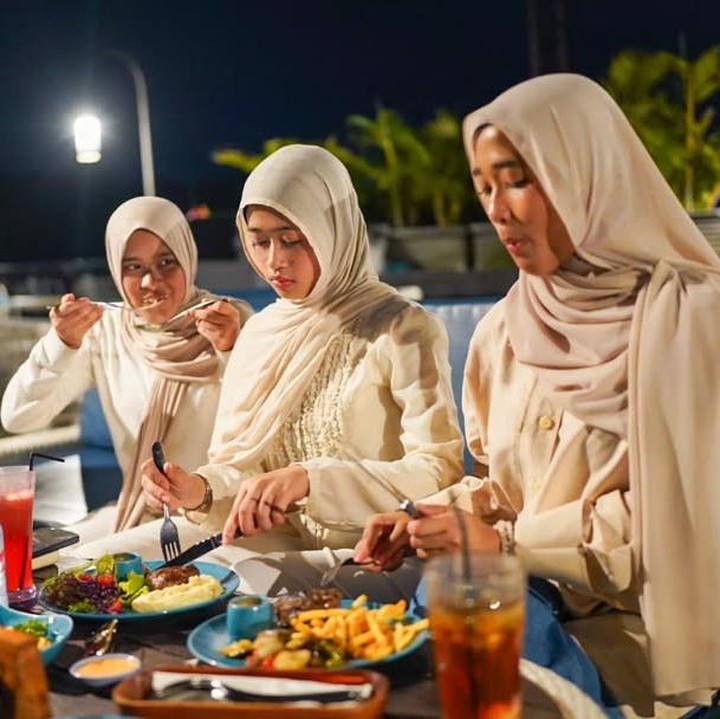 <p>Lewat <em>postingan</em> lainnya, Irfan mengaku merasa tenang melihat keluarganya bahagia. &ldquo;Hati rasanya tenang sekali melihat Bunda, Aisha, Rakana, Raina, Djalu, &amp; Dzaky bahagia. Sehat selalu yaa kita semuaa,&rdquo; ungkapnya.&nbsp;(Foto: Instagram @irfanhakim75)</p>