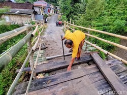 Video Viral Anak Sekolah Digendong Lewati Jembatan Rusak di Ponorogo