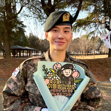 Gagah Berseragam Tentara, Ini Potret Terbaru Jungwoo NCT usai Selesaikan Pelatihan Dasar Wamil