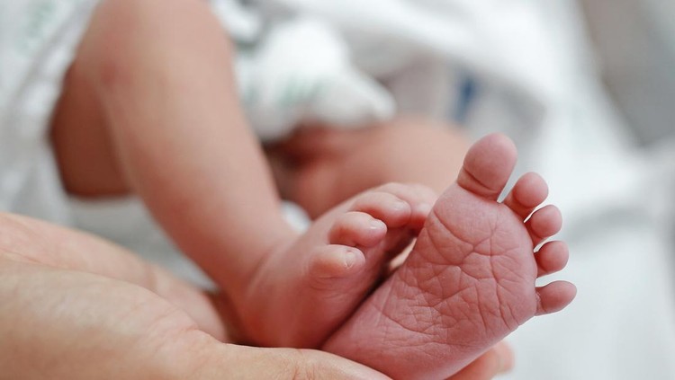 Ketahui Efek Terlalu Dini Sunat pada Bayi