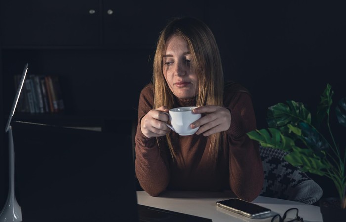 Mengonsumsi makanan berat atau minuman berkafein adalah hal yang harus dihindari saat terbangun di tengah malam/Foto: Freepik.com