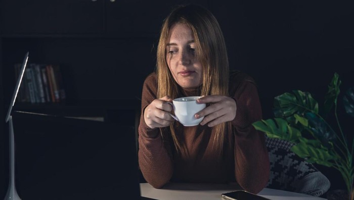 Mengonsumsi makanan berat atau minuman berkafein adalah hal yang harus dihindari saat terbangun di tengah malam/Foto: Freepik.com