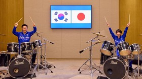 FOTO: Momen Takaichi dan Lee Main Drum Bawakan Lagu K-Pop