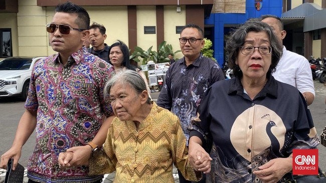 Nenek Elina, 80 tahun, diperiksa Polda Jatim terkait dugaan pemalsuan dokumen setelah rumahnya di Surabaya dirobohkan. Dia membawa bukti baru untuk laporan.