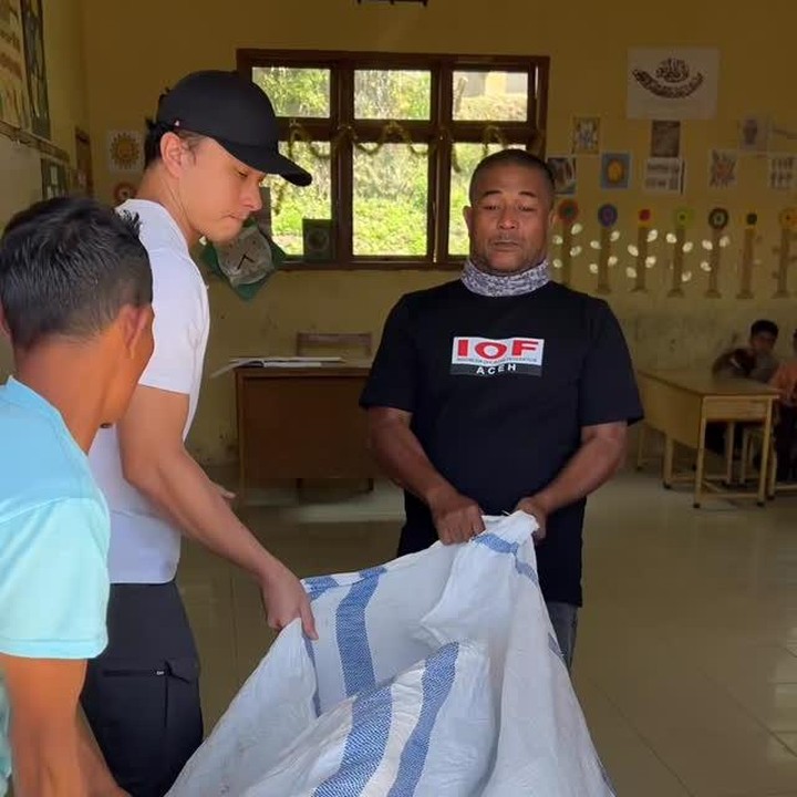 <p>Dalam unggahan itu, Nicholas yang mengenakan kaos warna putih terlihat membantu mengangkat karung yang berisi tas sekolah untuk para siswa dan siswi SD disana, Bunda.&nbsp;(Foto: Instagram @leuser.coffee/@gem_indie)</p>