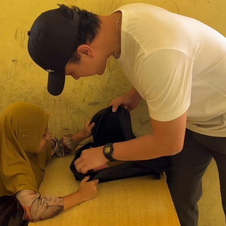 <p>Bahkan, ia juga yang memberikan langsung kepada para siswi sambil memperlihatkan isi tasnya yang lengkap dengan perlengkapan sekolah lainnya. <em>&ldquo;Alhamdulillah</em> distribusi 146 <em>#leusercoffee</em> diwakili oleh Bang Nicholas Saputra langsung diterima oleh siswi desa Kelitu, Kecamatan Bintang, Aceh Tengah. Semoga bisa meringankan da membuat mereka bahagia,&rdquo; tulis akun tersebut, dikutip dari laman Instagram <em>@leuser.coffee,</em> Rabu (14/1/2026).&nbsp;(Foto: Instagram @leuser.coffee/@gem_indie)</p>