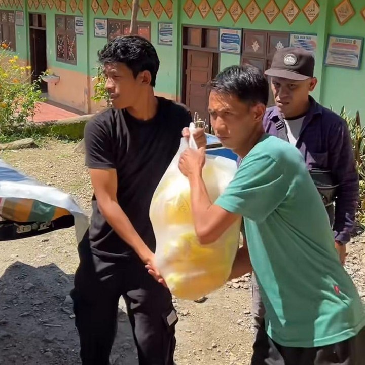 <p>Pria 41 tahun ini diketahui bekerja sama dengan salah satu brand kopi asal Aceh. Kabar ini diketahui langsung melalui berbagai <em>postingan </em>terbaru di akun Instagram resmi brand tersebut.&nbsp;(Foto: Instagram @leuser.coffee/@gem_indie)</p>