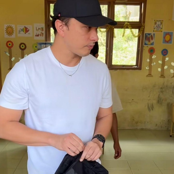 <p>Banjir bandang yang terjadi di wilayah Aceh dan Sumatera pada akhir November lalu, tentu membuat para korban kehilangan banyak hal. Baru-baru ini, Nicholas Saputra ikut terjun langsung untuk menyalurkan bantuan. (Foto: Instagram @leuser.coffee/@gem_indie)</p>