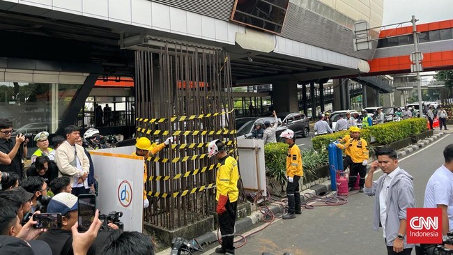 Tiang monorel mangkrak di Jalan HR Rasuna Said, Kuningan, Jakarta Selatan mulai dibongkar pada hari ini, Rabu (14/1) pagi.