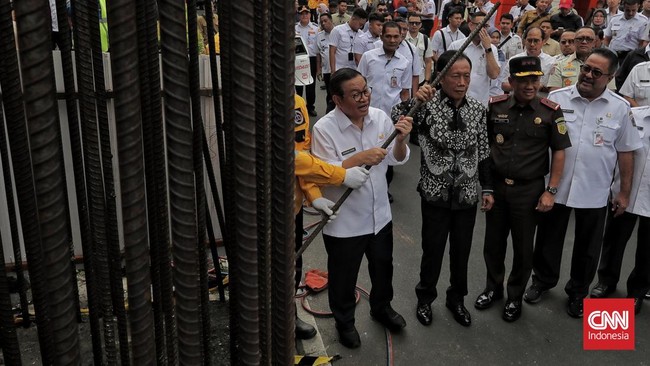 Mantan Gubernur DKI Jakarta Sutiyoso mengaku lega tiang monorel yang mangkrak puluhan tahun di sepanjang Jalan Rasuna Said, Jakarta Selatan, mulai dibongkar.
