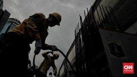 FOTO: Pembongkaran Tiang Monorel Mangkrak di Jakarta