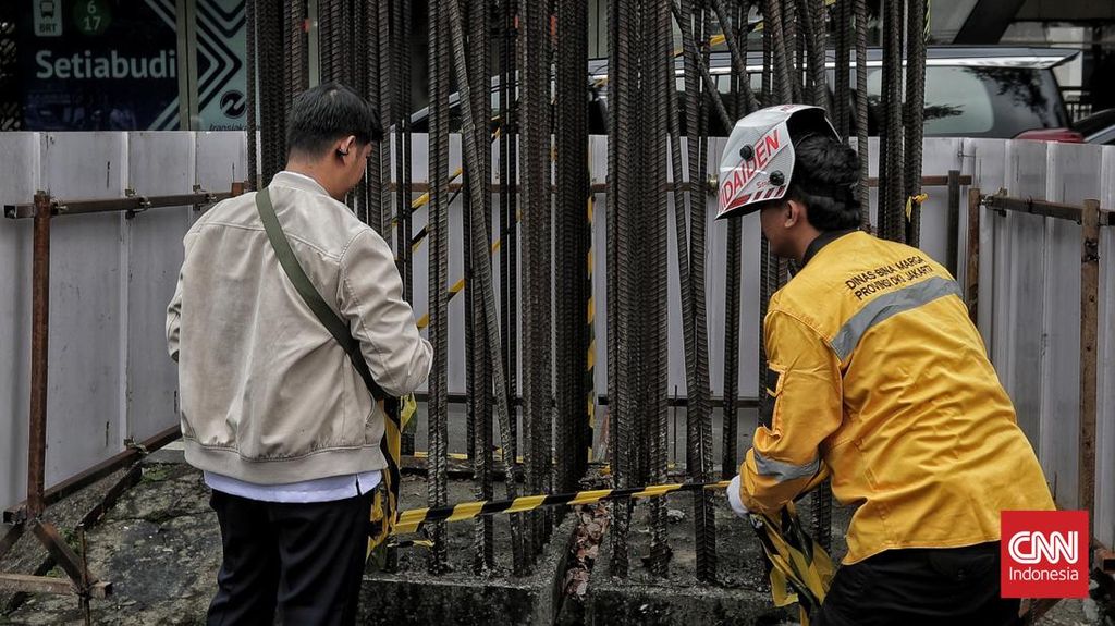 Pramono Targetkan Pembongkaran Tiang Monorel Selesai September 2026