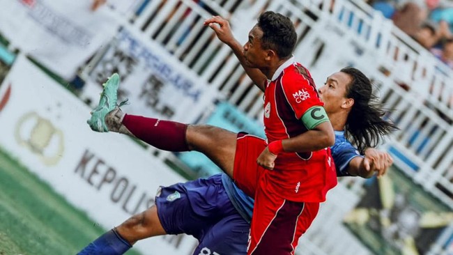 Sebuah potongan video singkat yang menampilkan aksi tidak sportif dalam pertandingan sepak bola di Indonesia beredar luas di media sosial.