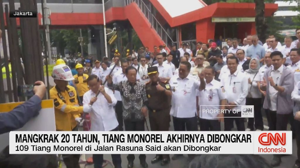 VIDEO: Mangkrak 20 Tahun, Tiang Monorel Akhirnya Dibongkar