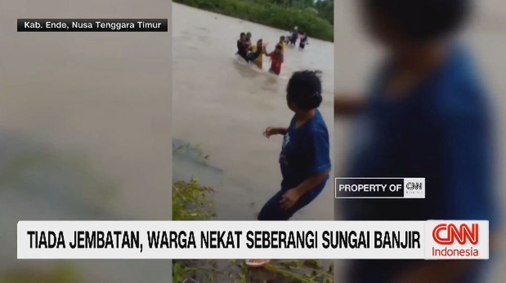 VIDEO: Tiada Jembatan, Warga Nekat Seberangi Sungai Banjir