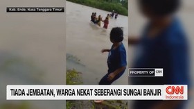VIDEO: Tiada Jembatan, Warga Nekat Seberangi Sungai Banjir