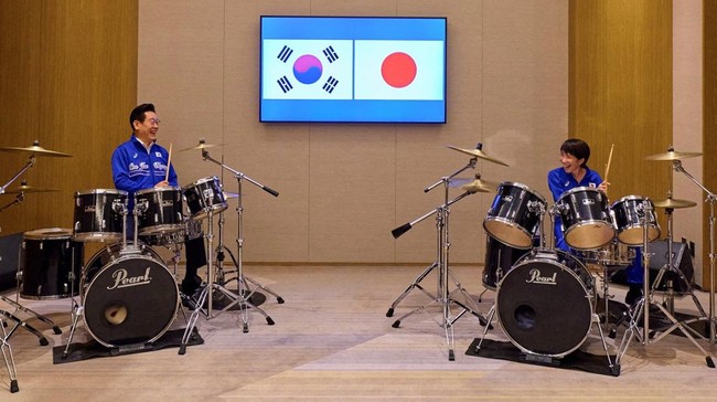 Perdana Menteri Jepang Sanae Takaichi dan Presiden Korea Selatan Lee Jae Myung menutup hari pertama KTT mereka dengan sesi drum spontan, pada Selasa (13/1).
