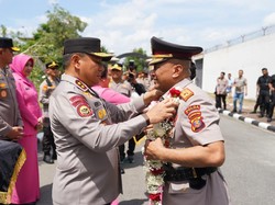 Pamit dari Polda Riau, Brigjen Jossy Kusumo Tanam Pohon Kenangan