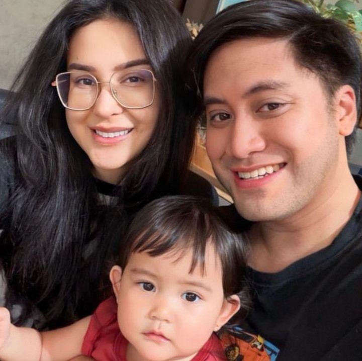 <p>Kevin Aprilio dan Vicy Melanie resmi mengikat janji sucinya pada November 2020. Kebahagiaan pasangan ini pun semakin terasa lengkap setelah putri kecil mereka, Kimova Aprilio, hadir membawa warna baru bagi keluarga kecil mereka. (Foto: Instagram @kevinaprilio)</p>