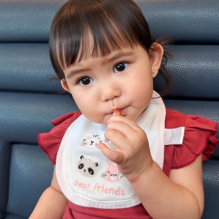 <p>Kimova lahir pada 5 oktober 2024 dan kini sudah menginjak usia 1 tahun 3 bulan, Bunda. Lagi gemas-gemasnya memiliki anak pertama, baik Kevin Aprilio maupun Vicy Melanie&nbsp;kerap membagikan momen manisnya bersama Kimova lewat media sosialnya. (Foto: Instagram @kevinaprilio)</p>