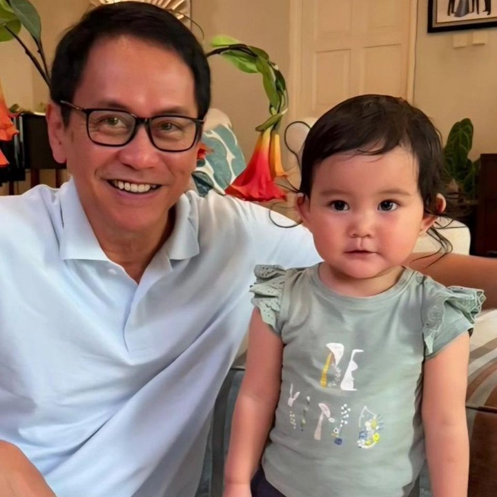 <p>Enggak cuma kedua orang tuanya saja, sang kakek, Addie MS, juga tak jarang membagikan momen kebersamaannya dengan Kimova melalui Instagram. Bahkan,&nbsp;Si Kecil ini cukup sering <em>quality time</em> bersama kakeknya. (Foto: Instagram @addiems999)</p>