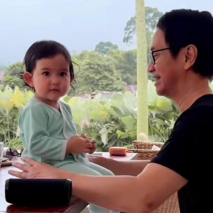 <p>Seperti baru-baru ini, Kimova terlihat asyik bermain bersama sang kakek. Dalam momen itu, Kimova tampak begitu&nbsp;<em>happy</em> saat diputar lagu favoritnya kakeknya.&nbsp;"Momen balita marah saat musik favoritnya terhenti. Bangun tidur, Kimova butuh <em>Turkish March</em> (Mozart) ini. Video Mozart's Piano Concerto No. 21, juga jadi favoritnya yg selalu dia tonton dengan tak berkedip. Tanda2 apa ya?" ungkap Addie MS, menilik dari akun Instagram <em>@addiems999</em>. (Foto: Instagram @addiems999)</p>