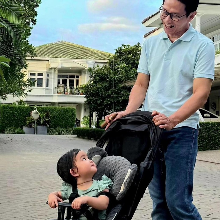 <p>Kimova juga sering bermain ke rumah kakeknya, Bunda. Saat sang cucu berkunjung, Addie MS tak ingin melewatkan momennya untuk berjalan-jalan bersama Kimova. Mengintip dari salah satu unggahannya, Addie MS bahkan menyebut kalau Kimova sudah seperti anaknya sendiri. "Saat bestie main ke rumah. Cucu rasa anak," tulis Addie MS lewat Instagramnya. (Foto: Instagram @addiems999)</p>