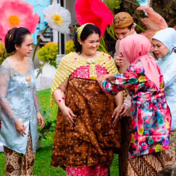 <p>Doa mengalir dari para sahabat dan keluarga yang datang ke acara 7 bulanan Putri Habibie. Mereka mendoakan kelancaran untuk kehamilan pertama Putri sampai proses persalinan. "Aku doain semoga nanti lahirannya lancar, semuanya sehat-sehat," kata seorang sahabat. "Semoga melahirkan selamat, anak yang sempurna," ungkap salah satu anggota keluarga yang hadir. (Foto: Instagram @putrihabibie)</p>