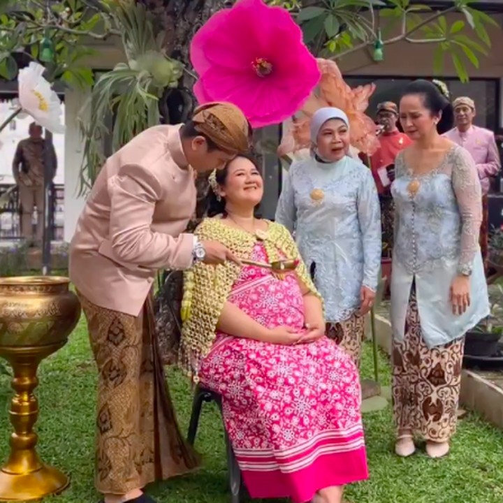 <p>Di acara 7 bulanan ini, Putri menjalani berbagai tradisi adat Jawa. Salah satunya adalah prosesi siraman. Dalam tradisi Jawa, acara siraman merupakan simbol pembersihan diri untuk memohon kelancaran proses persalinan. "Siraman, menyucikan lahir batin ibu hamil serta mendoakan keselamatan ibu dan bayi," ungkap Putri dalam keterangan di videonya. (Foto: Instagram @putrihabibie)</p>