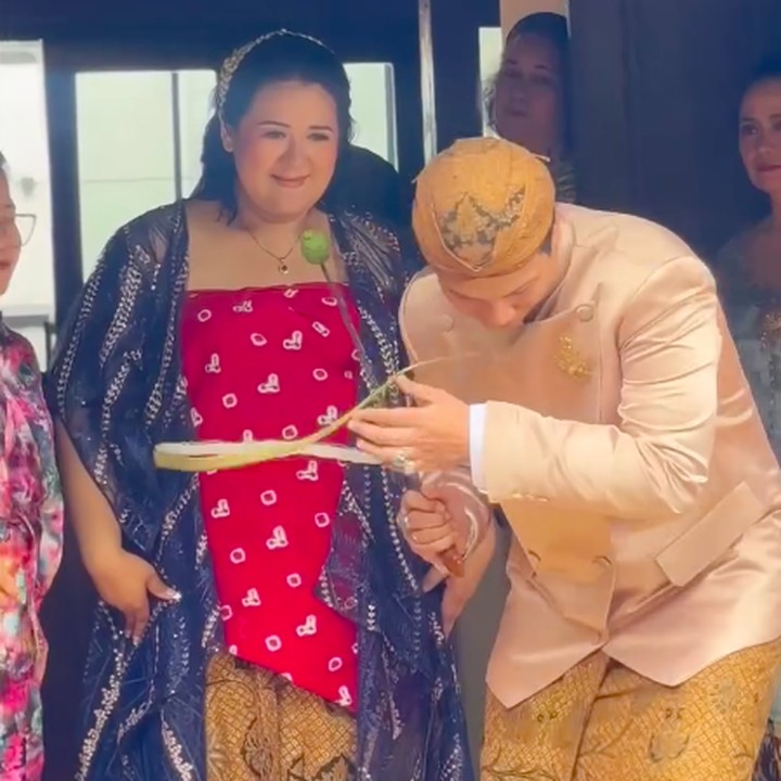 <p>Cucu dari adik mendiang Presiden RI ke-3 B.J. Habibie, Putri Habibie, sebentar lagi dikaruniai anak pertama. Baru-baru ini, Putri menggelar acara syukuran 7 bulanan untuk kehamilan pertamanya, Bunda. Acara yang digelar tertutup ini dihadiri keluarga dan teman dekat. (Foto: Instagram @putrihabibie)</p>