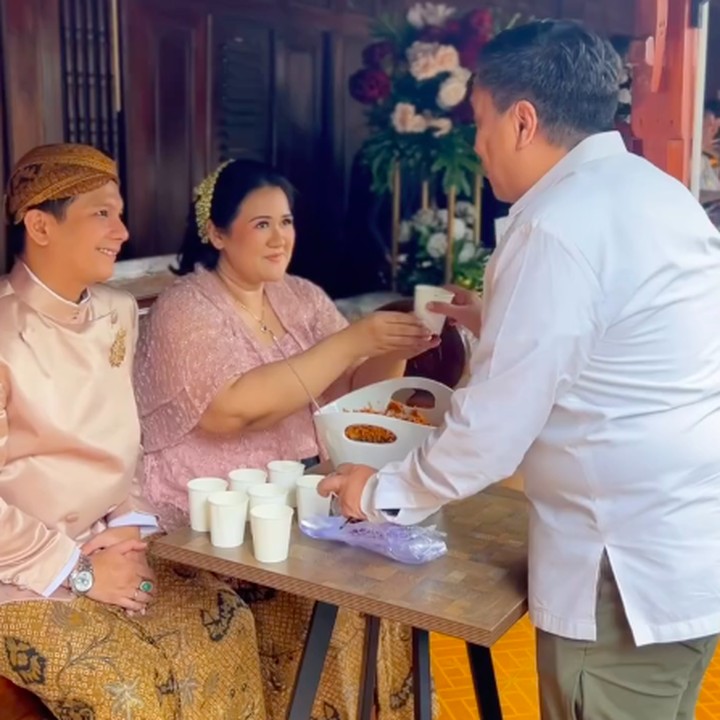 <p>Setelah menjalani prosesi siraman hingga memecah telur, Putri dan suami duduk di teras dengan menggunakan pakaian Jawa berwarna senada. Keduanya melakukan proses 'pembagian rujak' sebagai bentuk ungkapan rasa syukur dan kebahagiaan keluarga atas kehadiran calon bayi. (Foto: Instagram @putrihabibie)</p>