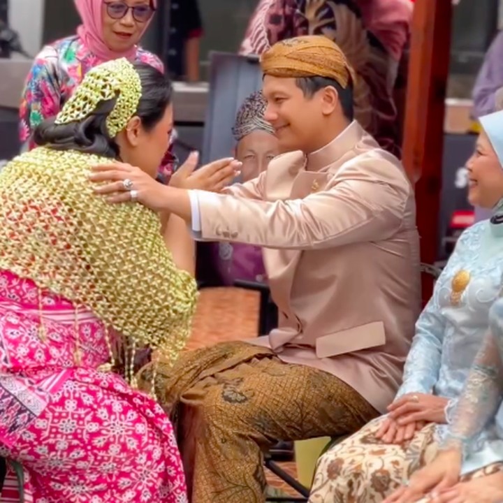 <p>Selain siraman, Putri dan suaminya Rafli Albera juga menjalani prosesi sungkeman, Bunda. Di prosesi ini, Putri melakukan sungkem ke suaminya. Setelah itu, keduanya sungkem ke orang tua. "Sungkeman, memohon restu dan doa orang tua agar kehamilan dan persalinan berjalan lancar," ujar Putri. (Foto: Instagram @putrihabibie)</p>