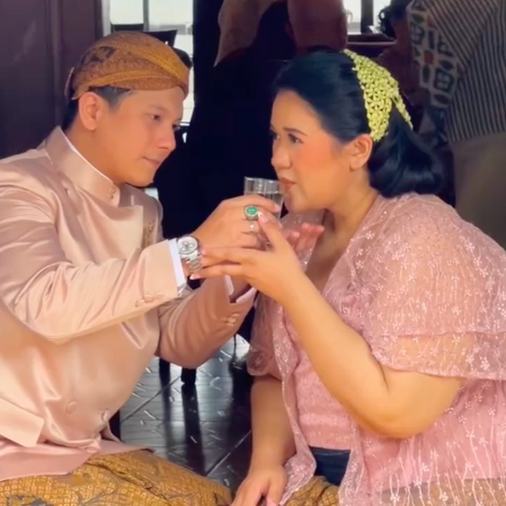 <p>Melalui unggahan di Instagram, Putri membagikan momen sakral acara 7 bulanan kehamilan pertamanya. Acara ini digelar di lokasi semi <em>outdoor</em> dengan dikelilingi banyak pepohonan rindang. "Upacara Adat Tujuh Bulanan Baby M. Mohon doanya yaa Onty-Uncle <em>online</em>. Sedikiit lagi nii BISMILLAH!" tulisnya. (Foto: Instagram @putrihabibie)</p>