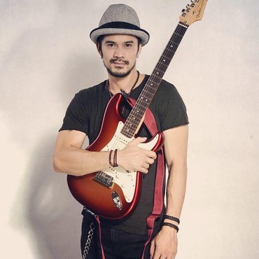 7 Gaya Ikonik Roby Tremonti Pakai Rantai di Celana & Tindik yang Jadi Sorotan