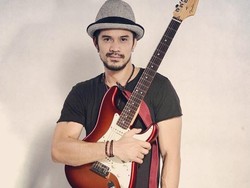 7 Gaya Ikonik Roby Tremonti Pakai Rantai di Celana & Tindik yang Jadi Sorotan