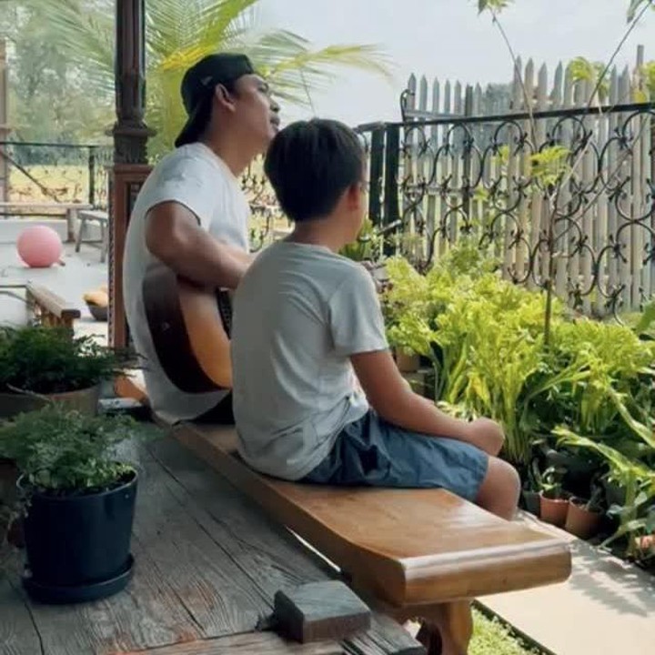 <p>Di rumah ini, Budi juga membangun tempat bersantai gazebo di halaman yang menghadap pemandangan asri di luar rumah. Di gazebo ini, Budi banyak menghabiskan waktunya bernyanyi dengan gitar. Dalam satu unggahan di Instagram, Budi sempat mem-posting video saat dirinya bermain gitar ditemani sang putra di gazebo. (Foto: Instagram: @budid0remi)</p>