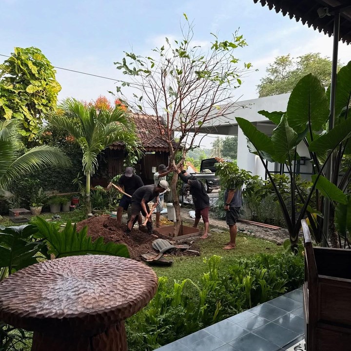 <p>Penyanyi Budi Doremi sudah beberapa tahun ini menetap di daerah pedesaan di Banten. Budi tinggal di hunian yang asri dan sejuk di desa ini bersama istrinya Nindi, serta ketiga anaknya, Bunda. (Foto: Instagram: @budid0remi)</p>