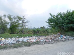 Sampah Menumpuk di Jalan Ismail Harun Percut Sei Tuan, Warga: Kalau Lewat Bau