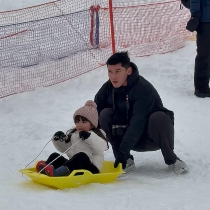 <p>Kabar ini diketahui langsung melalui beberapa <em>postingan</em> terbaru mereka yang diunggah di akun Instagram pribadi. Baru-baru ini, Samuel dan sang istri juga mengajak anak-anak main salju di Gala Yuzawa.&nbsp;(Foto: Instagram @frandaaa87)</p>