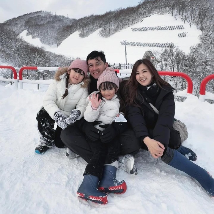 <p>Momen tersebut terasa istimewa karena menjadi pengalaman pertama Zylvechia dan Faleia bermain salju. &ldquo;Pengalaman salju pertama Vechia dan Faleia,&rdquo; tulis Franda, dikutip dari laman Instagram <em>@frandaaa87,</em> Rabu (14/1/2026).&nbsp;(Foto: Instagram @frandaaa87)</p>