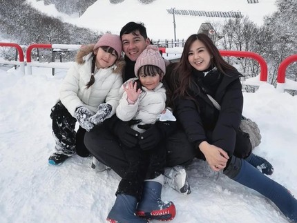 Potret Samuel Zylgwyn dan Franda Temani Kedua Putri Bermain Salju untuk Pertama Kalinya