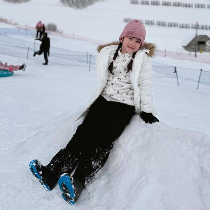 <p>Namun, unggahan itu justru membuat warganet salah fokus pada paras cantik kedua putri Samuel dan Franda. &ldquo;Keluarga kamu semakin cantik setiap tahun,&rdquo; tulis akun <em>@lygia.****.</em> &ldquo;Papa sam mama franda dan 2 boneka hidup,&rdquo; tulis akun <em>@oci****.&nbsp;</em>(Foto: Instagram @frandaaa87)</p>
